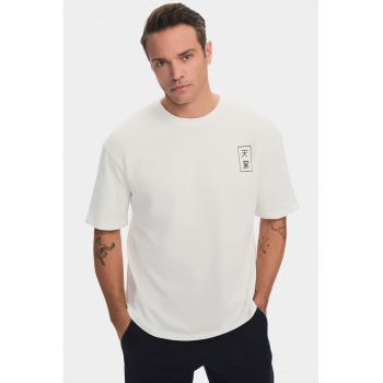 Tricou cu imprimeu pe spate si decolteu la baza gatului