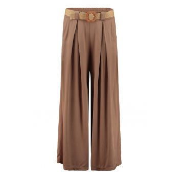Pantaloni evazati cu model uni si talie medie