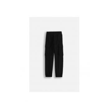 Pantaloni sport cu buzunare cargo si talie elastica