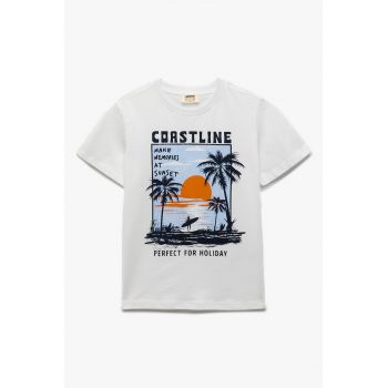 Tricou cu decolteu la baza gatului si imprimeu grafic