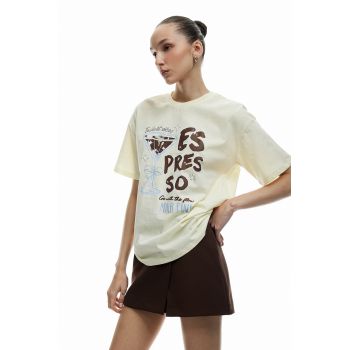 Tricou cu decolteu la baza gatului si imprimeu
