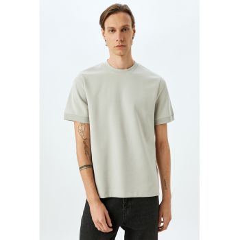 Tricou uni cu decolteu la baza gatului