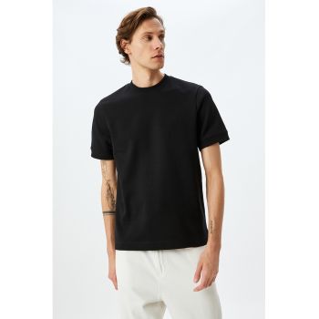 Tricou uni cu decolteu la baza gatului