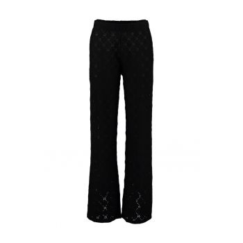 Pantaloni cu perforatii