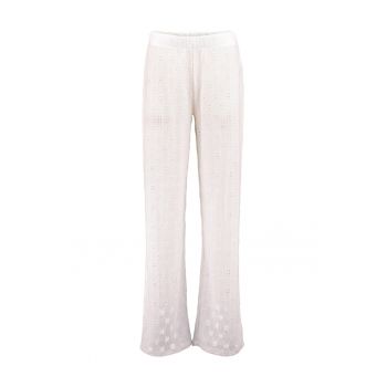 Pantaloni cu perforatii