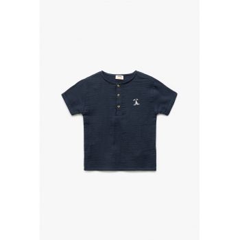 Tricou cu model uni si fenta cu nasturi