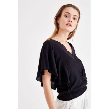 Bluza cu garnituri din dantela cu decolteu in V