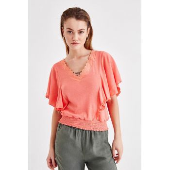 Bluza cu garnituri din dantela cu decolteu in V