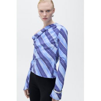 Bluza cu decolteu pe un umar si model in dungi