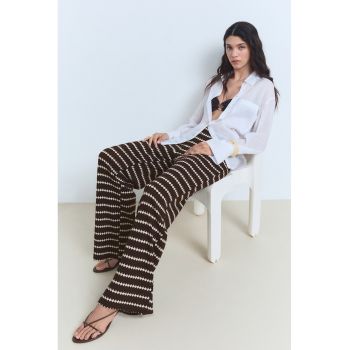Pantaloni cu dungi si croiala ampla