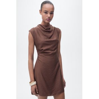 Rochie scurta cu decolteu barcuta