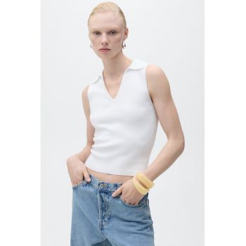 Top striat cu decolteu in V