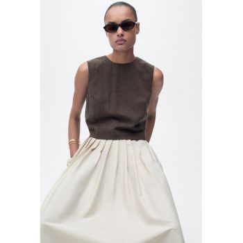 Tricou crop cu decolteu la baza gatului