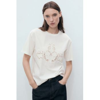 Tricou cu decolteu la baza gatului si perforatii