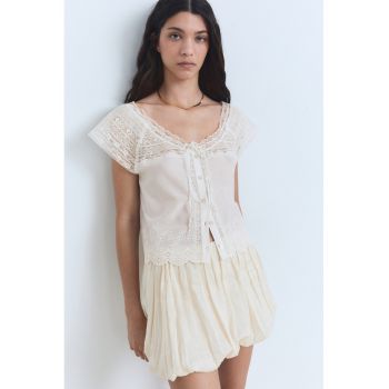 Tricou cu decolteu rotund si insertii din dantela