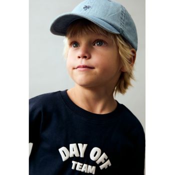 Tricou cu imprimeu text si model grafic