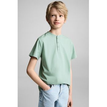 Tricou cu model uni si fenta cu nasturi