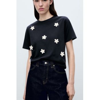 Tricou lejer cu aplicatii florale