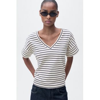 Tricou lejer cu dungi si decolteu in V