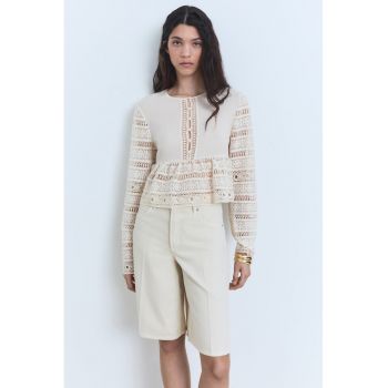 Bluza cu detalii perforate si broderie