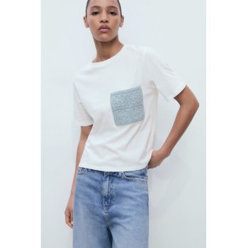 Tricou cu buzunar aplicat brodat si decolteu la baza gatului
