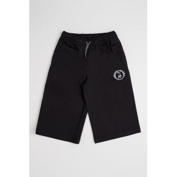 Pantaloni scurti cu aplicatie logo discreta si snur