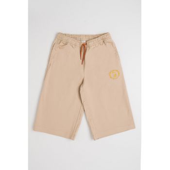 Pantaloni scurti cu aplicatie logo discreta si snur
