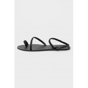 Sandale uni cu garnituri impletite de piele