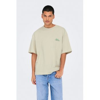 Tricou lejer cu imprimeu grafic si model text pe partea din spate