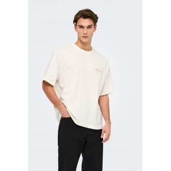 Tricou lejer cu imprimeu grafic si model text pe partea din spate