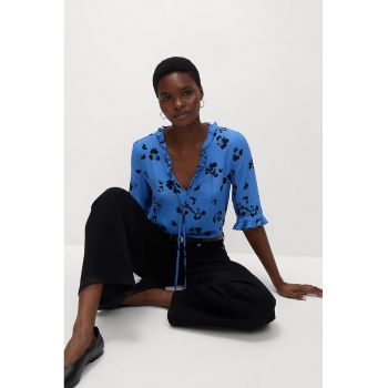 Bluza cu model floral si guler cu volane