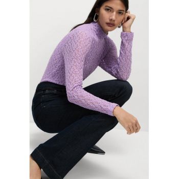 Bluza de dantela cu guler scurt