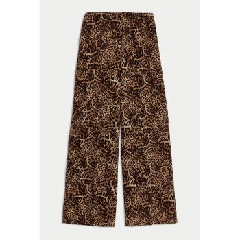 Pantaloni cu croiala dreapta si animal print