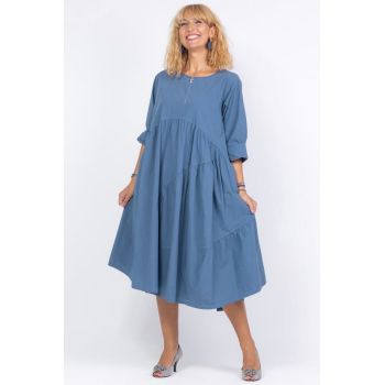 Rochie albastru jeans oversize, cu maneca scurta, cu trei volane asimetrice, din poplin satinat
