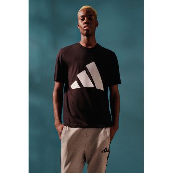 Tricou cu decolteu la baza gatului si imprimeu logo