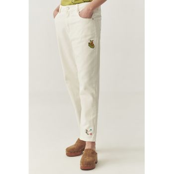 Blugi crop cu detalii brodate