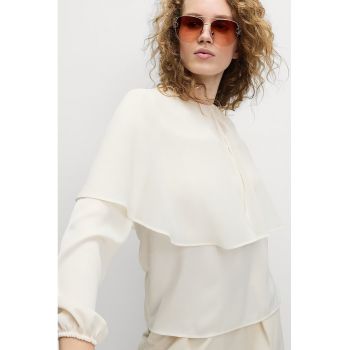 Bluza lejera cu decolteu la baza gatului