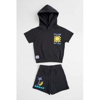 Set de tricou cu gluga si pantaloni scurti