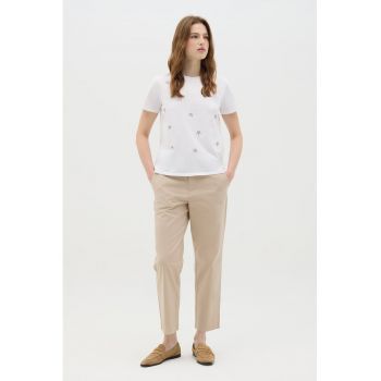 Tricou cu decolteu la baza gatului si broderie