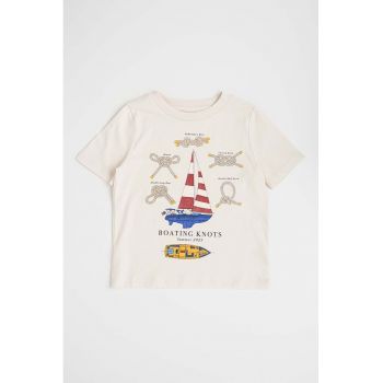 Tricou cu imprimeu si decolteu la baza gatului