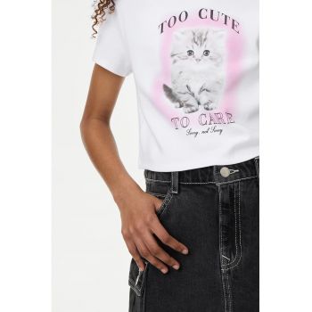 Tricou cu imprimeu si decolteu la baza gatului