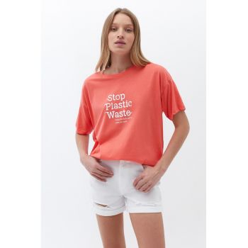 Tricou cu imprimeu text si decolteu la baza gatului