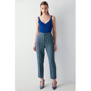 Pantaloni crop in carouri cu talie inalta