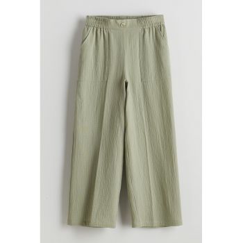 Pantaloni cu croiala ampla si buzunare oblice