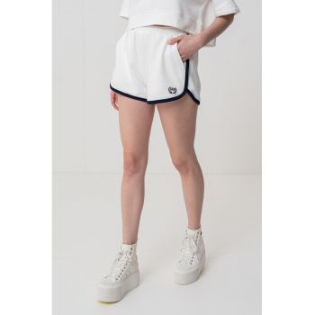 Pantaloni scurti cu buzunare laterale si detaliu logo discret
