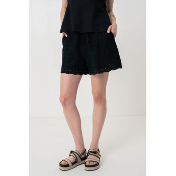 Pantaloni scurti cu talie inalta si model Sangallo