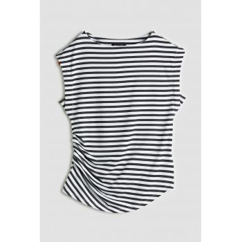 Tricou asimetric cu model in dungi