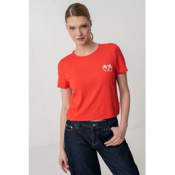Tricou crop cu imprimeu grafic pe piept