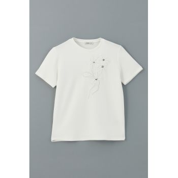Tricou cu decolteu la baza gatului si broderie