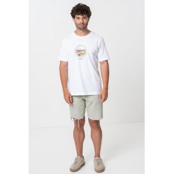 Tricou cu decolteu la baza gatului si imprimeu frontal